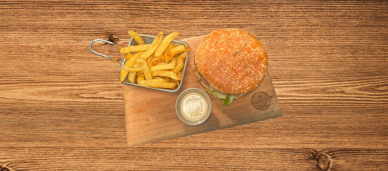 Burger traditionnel steak haché salade verte tomates fromage, oignons lard
et sa sauce burger.